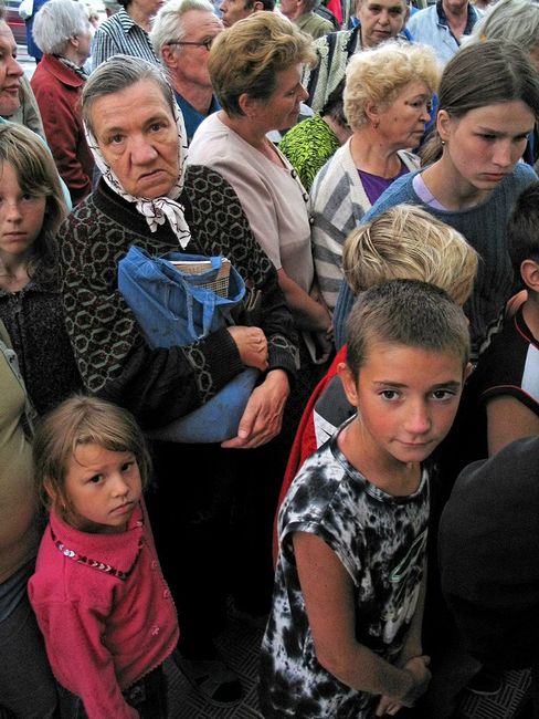 Юрий Антипычев. Происходящее. Очередь в супермаркет, 2004