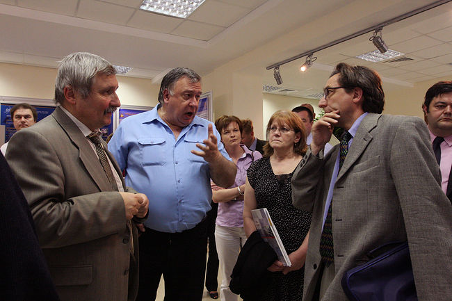 Юрий Антипычев. Происходящее. Иностранная делегация в Дубне, 2009