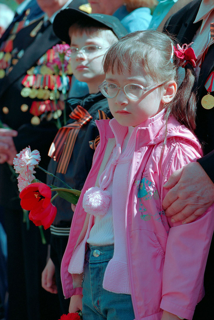 Юрий Антипычев. Образы отечества (2019). День Победы, 2010 Nikon F5 + AF-S Micro-Nikkor 105mm f/2.8G ED VR, FUJICOLOR PRO 160NS