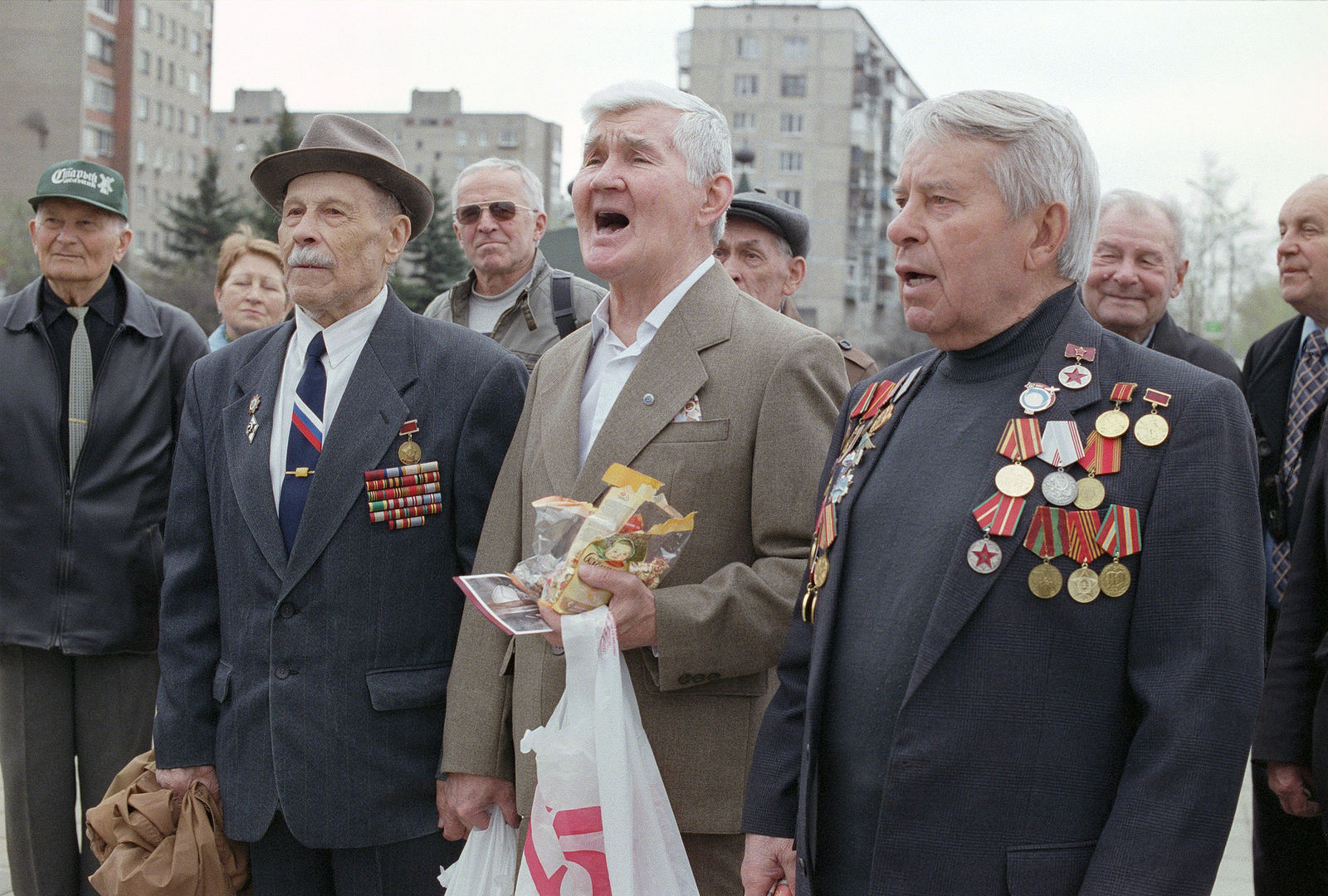 Юрий Антипычев. Образы отечества (2019). 9-е мая, 2010 Nikon F5 + AF-S Nikkor 50mm f/1.4G, Fujifilm PRO 400H