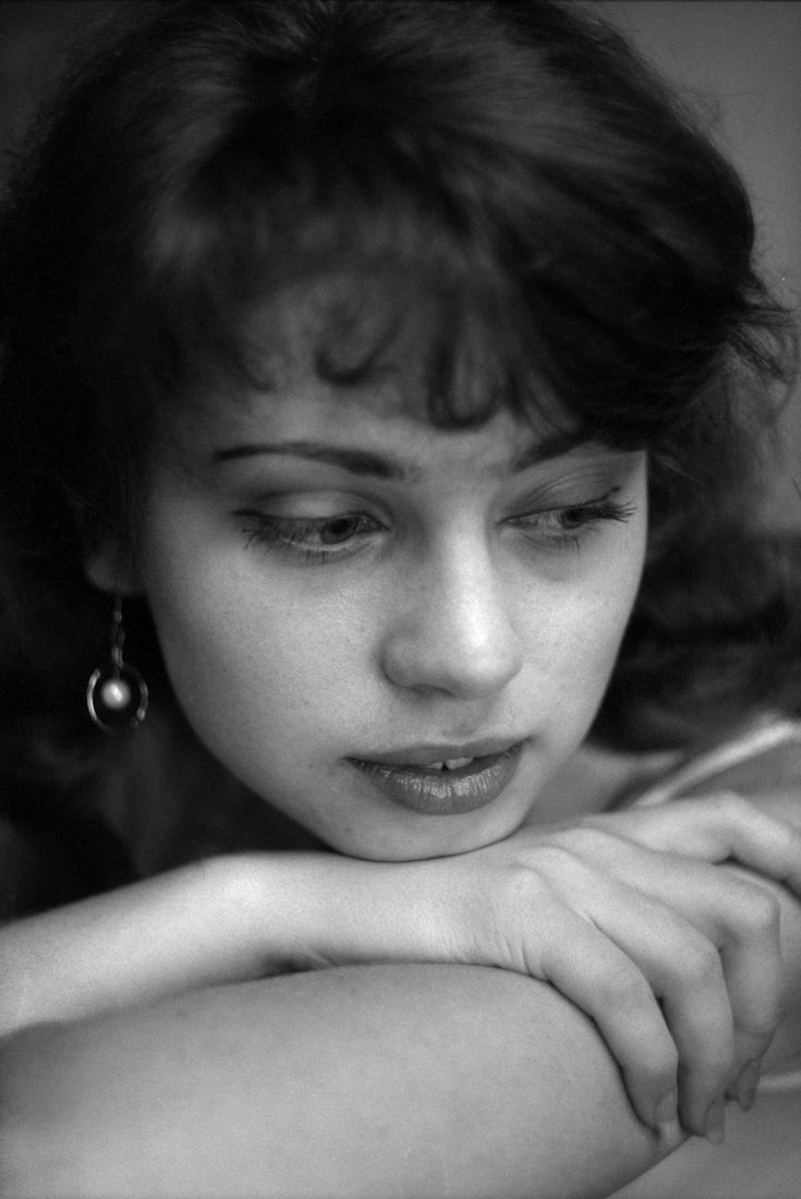 Юрий Антипычев. Люди Труда и другие истории (2019). Елена, 2000 Zenit 122K + MC Helios 44K-4 58mm f/2, СВЕМА ФН-64